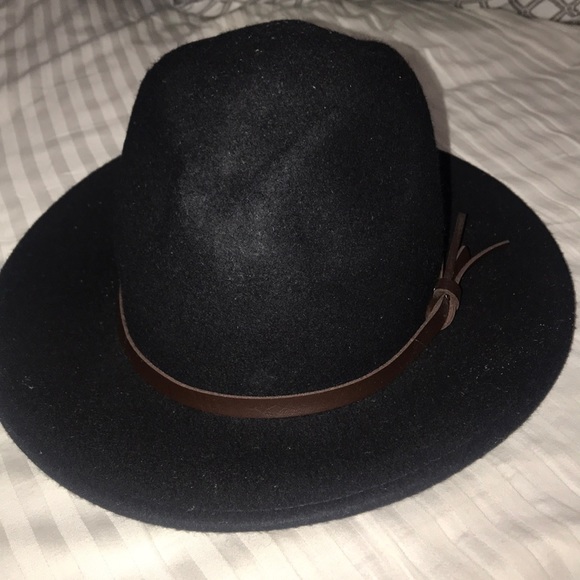 Black Chic Hat 🎩 - Picture 2 of 3